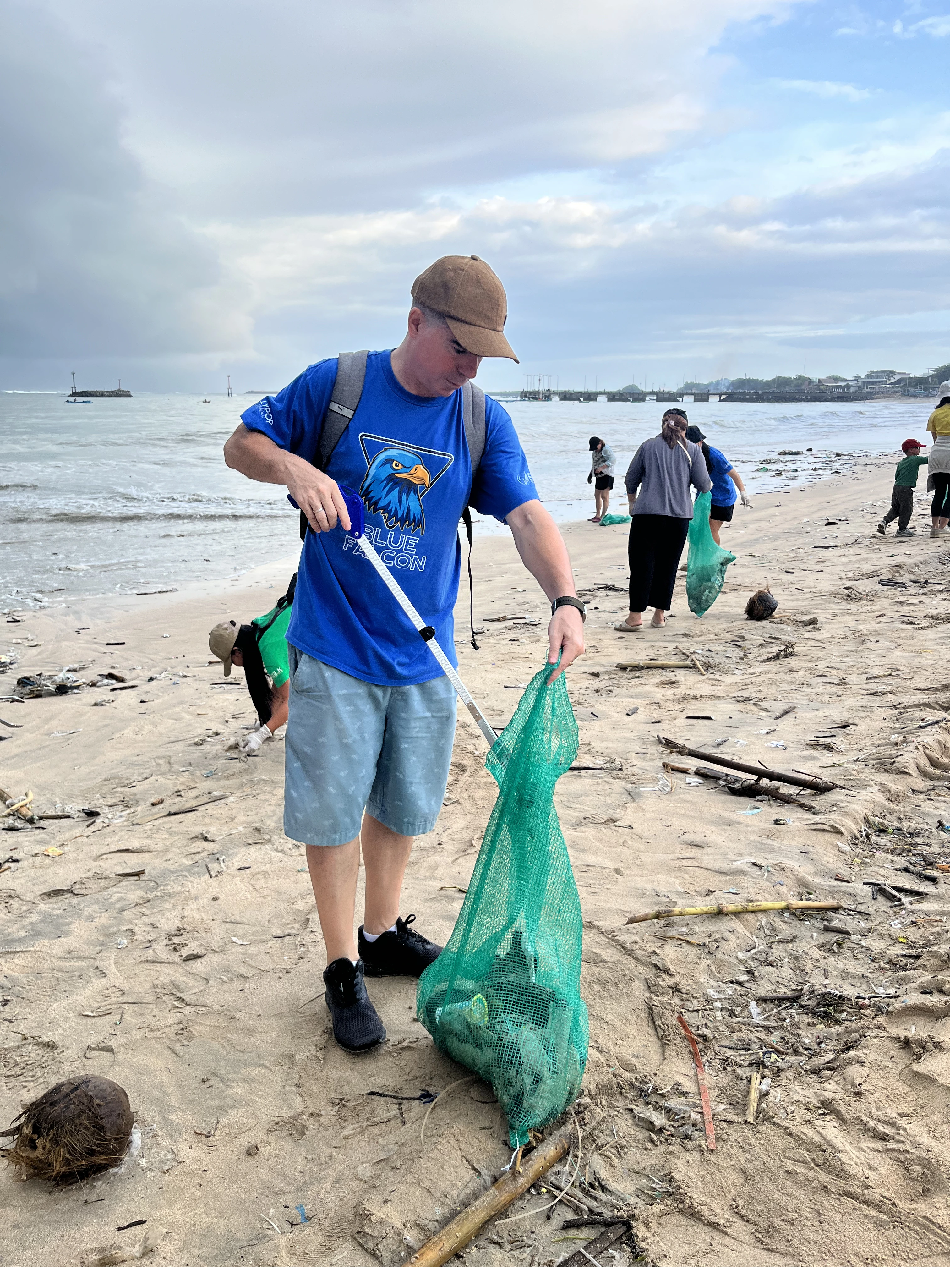 SLK & Lollypop Beach Clean-Up: Taking Action with Sungai Watch in Bali - Photo 7